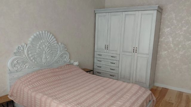 Шкаф классический и резная кровать